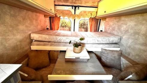 Bowie – Ervaar de vrijheid van reizen in mijn comfortabele camperbus!