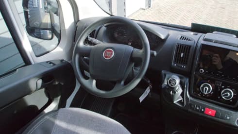 Sunlight T65 – Hele mooie ruime 4 persoons Sunlight camper uit 2022, veel bergruimte.