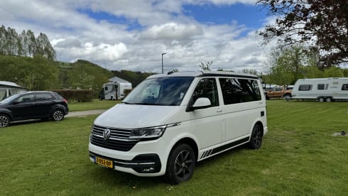 Witte VW California – Volkswagen CALIFORNIA T6 Edition (4p) from 2018. Possibly. with motorcycle trailer