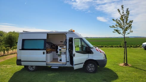 Bustave YFL – Accogliente furgone fai-da-te Ford Transit