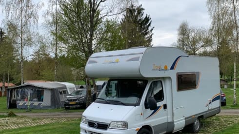 Beautiful spacious family motorhome for 6 people with air conditioning
