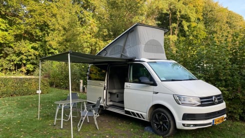 Witte VW California – Volkswagen CALIFORNIA T6 Edition (4p) from 2018. Possibly. with motorcycle trailer