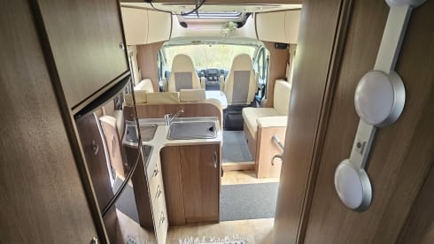 Bobby – 4p Bürstner semi-integrated uit 2014