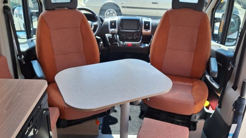 Spazio 4 – AmorA-Camper mit Fahrradgarage und Längsbett 180x200cm