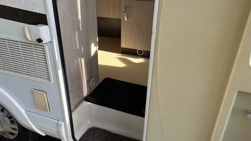 Piloot – Pilote camper - a big people camper! fully furnished!