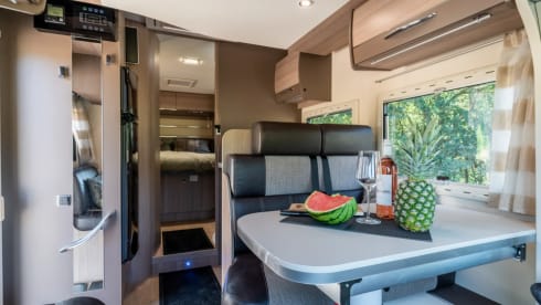 Challenger! – Ruime, moderne en luxe camper met 4 vaste slaapplekken - XL garage