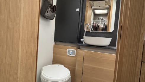 Adria Coral 670 met lengtebedden. Met alles erop en eraan! 