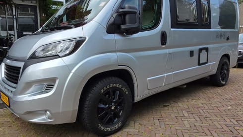 Grizzly the Gray – Self-sufficient Peugeot Boxer Camper for 2 Persons