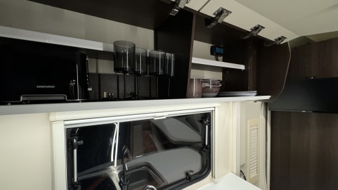 The Escape Pod – Comfortable and modern family Rollerteam motorhome - Free insurance 
