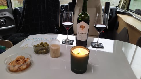 Découvrez notre camping-car McLouis luxueux et pratique - idéal pour les familles !