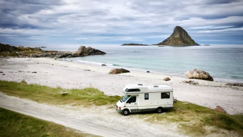 Fresh VW camper around! (4 person alcove)