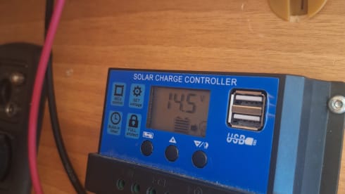 Huisje op wielen – Deze heerlijke comfortabele ruime 4 pers camper met 2 vaste bedden 