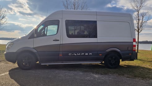 Sturdy camper van with 2-5 seats, compact yet spacious!