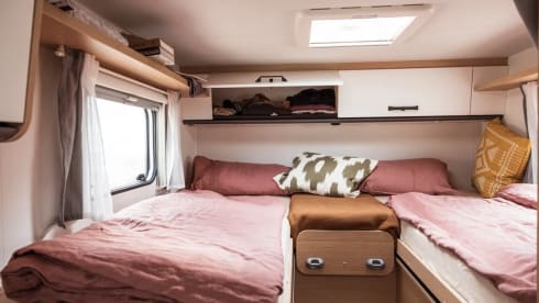 Luxe Sunlight V66 Adventure, semi-integrated camper