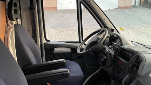 Sun traveller – Very neat and complete 6p Knaus alcove built in 2005 with air conditioning