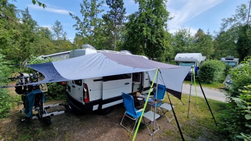 Oos Böske – Oos Böske – Buscamper 2/3 person Renault Master (2 x length bed!)