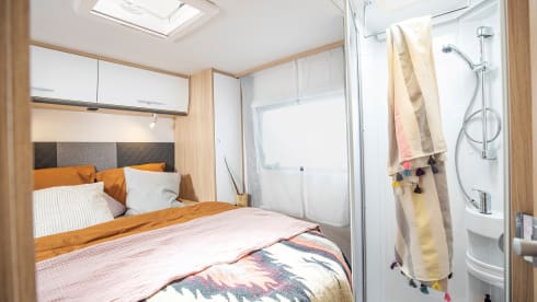 15/22 – Spacious family camper with 6 sleeping places!