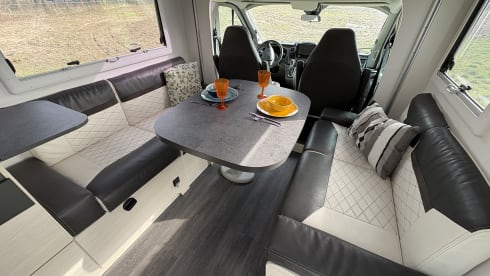 Ford Challenger 6 persoons, stapelbedden en hefbed