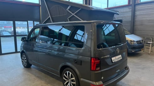 Grijze VW California – Brand new VW California T6 Camperbus from 2021. Possibly with motor trailer.
