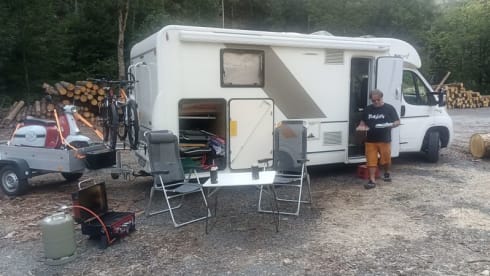 Sunliner – Semi-integrated with queen bed / 3.5 to / AHK 2000 kg