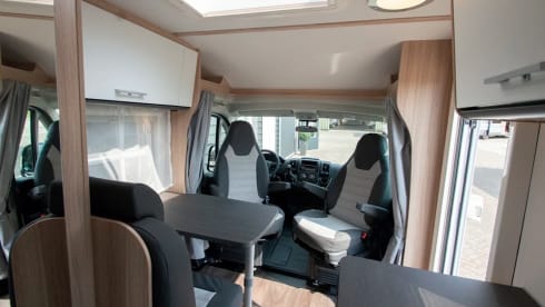 Luxe Sunlight V66 Adventure, semi-integrated camper