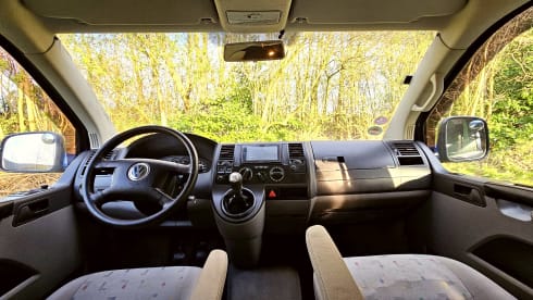 Rugged Volkswagen T5 Camper | extra tent, air conditioning, cruise control