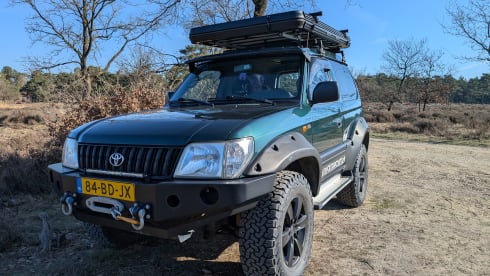 Cool Toyota Landcruiser with 2-person roof tent, unlimited km!