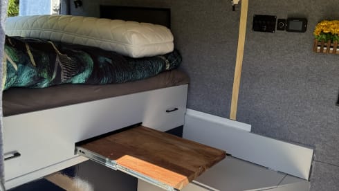 Rocco – Welkom in Rocco, onze rood zwarte Ford Transit Camperbus