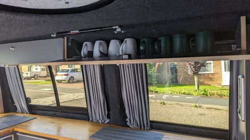 Black Beauty – 4 berth 4WD Automatic VW Transporter