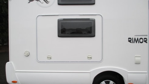 Ruime camper - 6 vaste slaapplaatsen + 2 optioneel