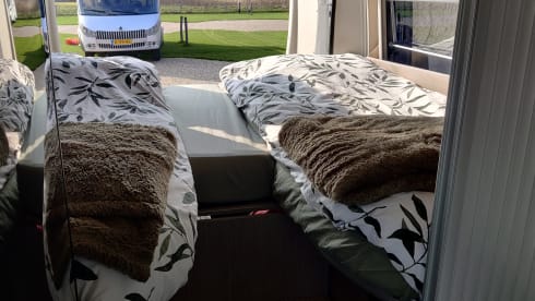 Luxury Pössl bus camper 640 with length beds