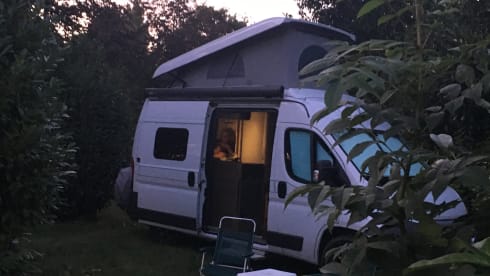Bus camper with lifting roof