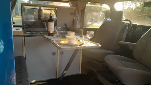 4-sitziger Volkswagen-Bus aus dem Jahr 2000