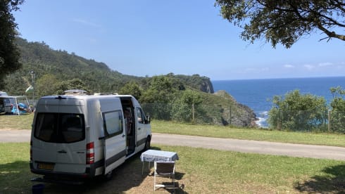 Pistachio – Mercedes Sprinter met groot bed en uitgebreide keuken
