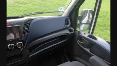 Luxuriöser, autarker Campervan mit Automatikgetriebe.
