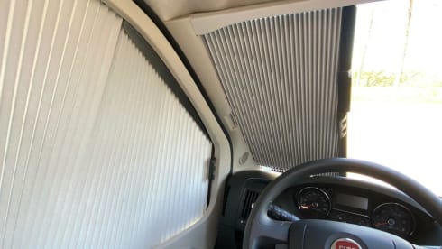 Vrije Vogels – Young luxury Knaus Sky Ti with bicycle carrier + large garage + camera