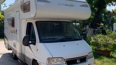 Beautiful spacious family motorhome for 6 people with air conditioning