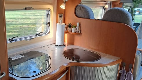 Cozy, fully equipped 4-person semi-integrated camper.