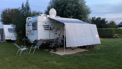 Spacious 4-5 person Hymer (very suitable for young families)
