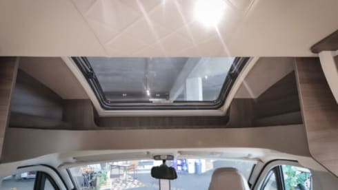 Brand new, hyper-equipped 5p semi-integrated, automatic 190 hp