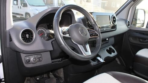 Roxi – Beautiful, luxury Dethleffs semi-integrated camper (4p) from 2021 (incl. Maxx fan!)