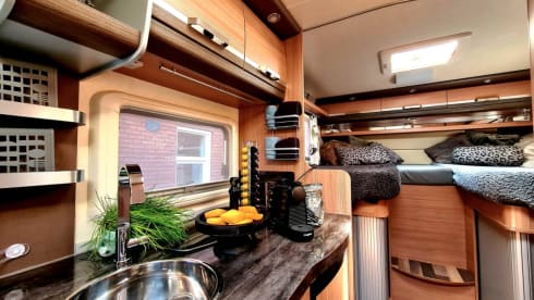 Birdy – Geweldige camper met 4 vaste bedden voor familie of events - XL garage