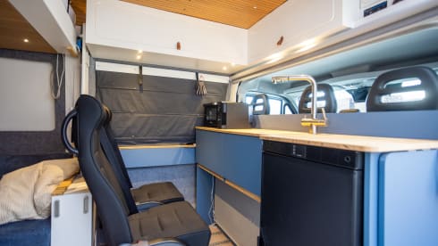 NIEUW Buscamper – 5p off-grid, 160pk, automaat, 2x2p lengte bedden 😴 🌞