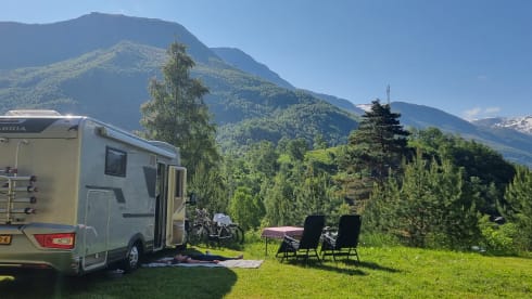 Adriaantje – LUXURY RV with QUEENSBED 4 pers