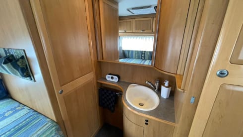 Camper verhuur Deurne – Complete hymer camper with inventory for rent 4p air conditioning