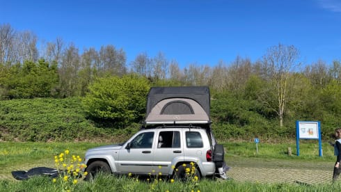 Jeep met daktent – Roof tent, 4 persons
