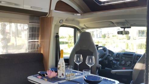 Adriaantje – LUXURY RV with QUEENSBED 4 pers