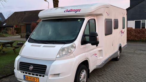 Nice 4p Fiat semi-integrated from 2011 with accessories and air conditioning