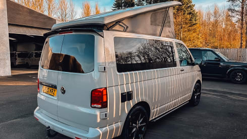 Rogue Three – Top Spec Volkswagen T6.1 | Comfortable & Slick | Sleeps 4