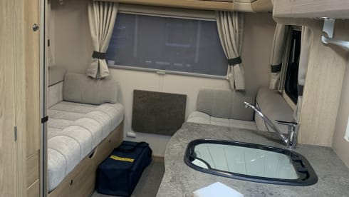 Autoquest 196 – Autoquest 196 motorhome 6 berth (delivery and pick up available)